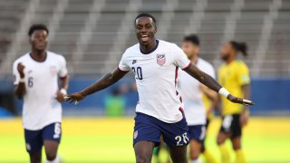 Timothy Weah celebra su gol ante Jamaica, el martes en Kingston.