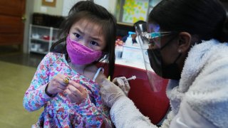 Una versión de la vacuna de Pfizer ya está disponible para los niños de entre 5 y 11 años, con dosis que son la tercera parte de la provista a las personas de 12 años y mayores.