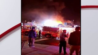 Voraz incendio arrasa con varios negocios en El Bronx