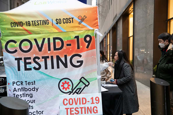 Tasa de positividad de COVID en NYC se duplica en 3 días a medida que se propaga Ómicron