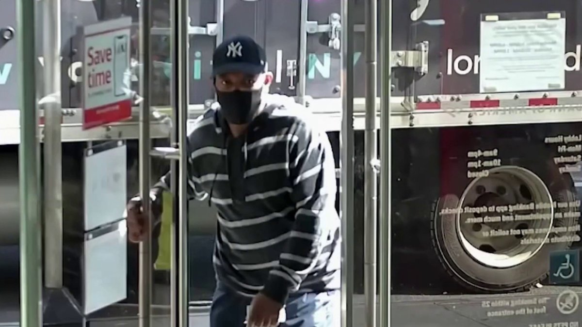 a bank robber strikes violently attacks one of the clients in Manhattan – Telemundo New York (47)