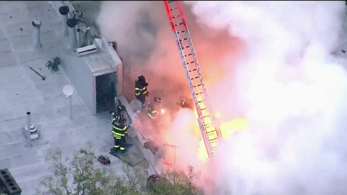 Bomberos terminan con quemaduras durante incendio de cuatro alarmas en Brooklyn – Telemundo New York (47)