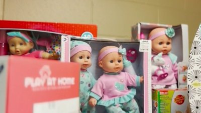 Donan regalos de Navidad a niños a través de la campaña Angel Tree de Salvation Army