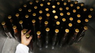 La República Dominicana está entre los primeros diez países de América con mayor consumo de bebidas alcohólicas, con un promedio de 6,9 litros por persona. Fotografía de archivo. EFE/Carlos Ortega