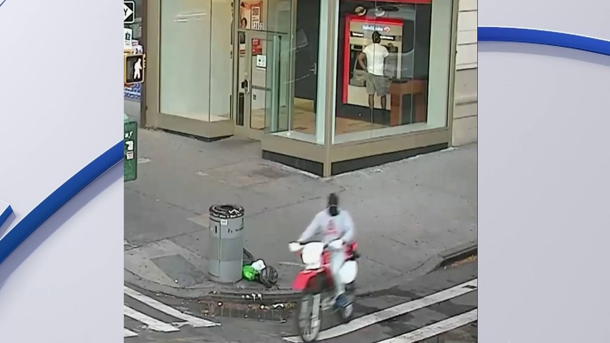 Suspect on a motorcycle rips the chains of his victims in NYC – Telemundo New York (47)