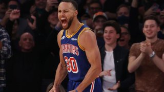 Stephen Curry # 30 de los Golden State Warriors celebra después de hacer una canasta de tres puntos para romper el récord de Ray Allen de la mayor cantidad de todos los tiempos contra los New York Knicks durante su juego en el Madison Square Garden el 14 de diciembre de 2021 en la ciudad de Nueva York.