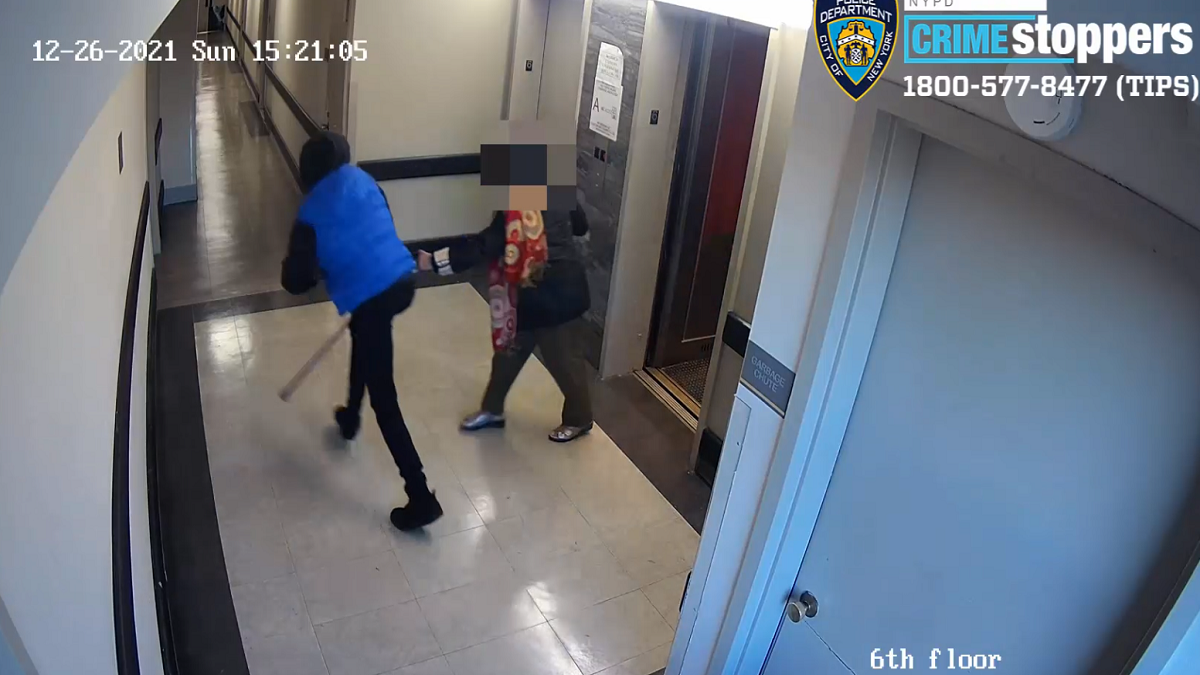 85-year-old woman ends up on the floor during violent robbery in a building in the Bronx – Telemundo New York (47)