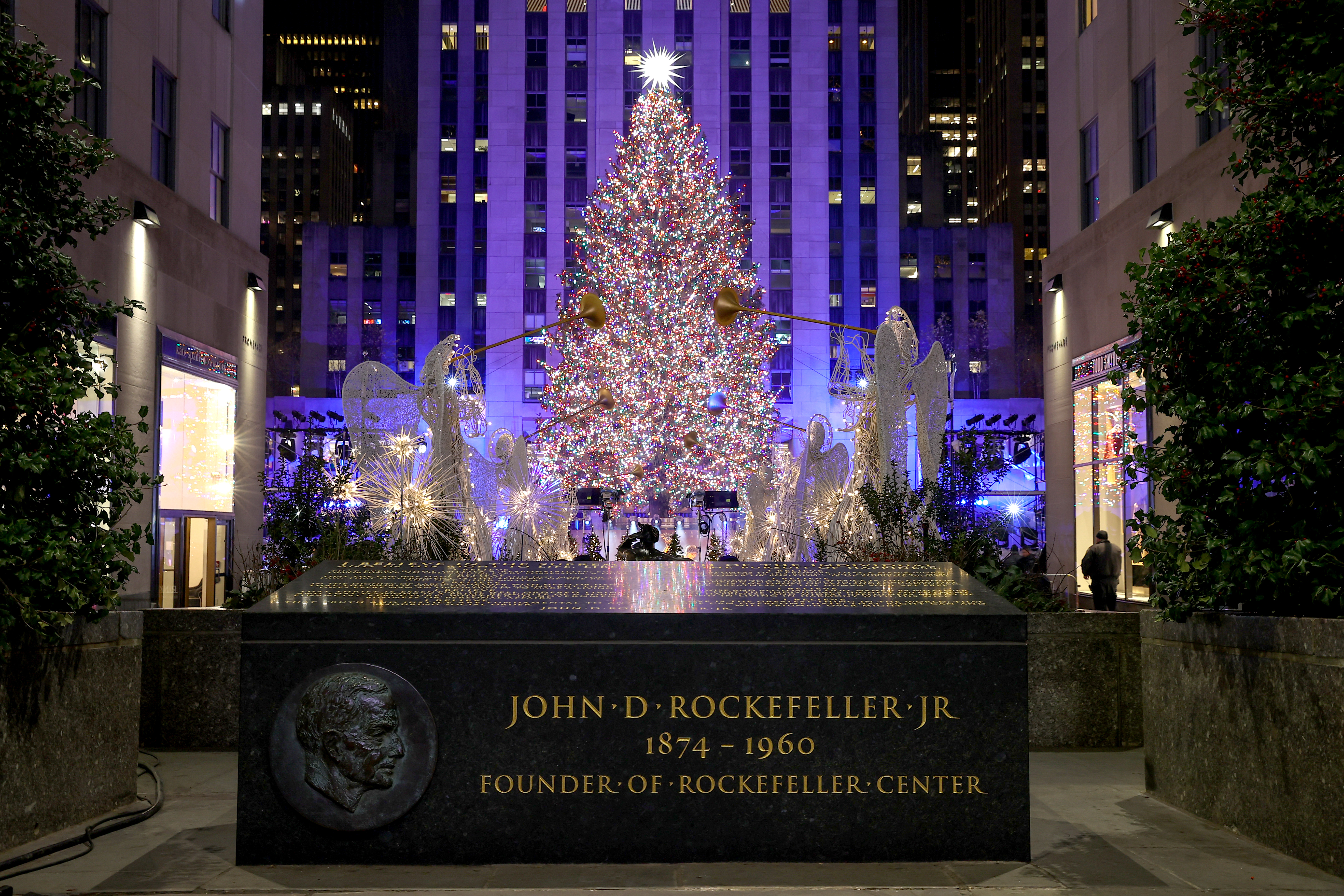 El enorme árbol de Navidad va cambiando de colores y se camufla en un ambiente temático | Foto: CNN   
