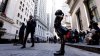 La “Niña sin miedo” llegó para quedarse en Nueva York: extienden su estancia en Wall Street