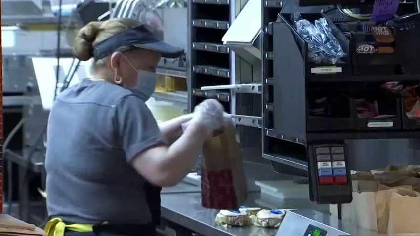 Estudio revela que trabajadores de comida rápida corren alto riesgo de sufrir contagiarse con COVID-19