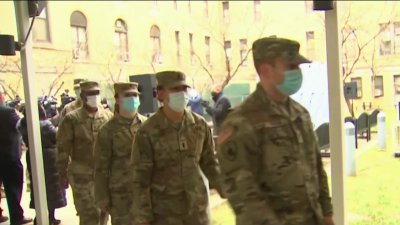 Llega ayuda militar a hospital de NYC abrumado por pandemia
