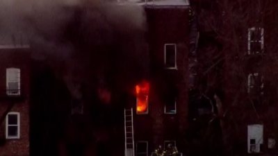 Incendio de cuatro alarmas consume edificio de apartamentos en Passaic