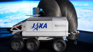 Un modelo del rover lunar, desarrollado por la Agencia de Exploración Aeroespacial de Japón (JAXA) y Toyota Motor Corp., se exhibe durante el día de prensa del Salón del Automóvil de Tokio en Tokio, Japón, el miércoles 23 de octubre de 2019.