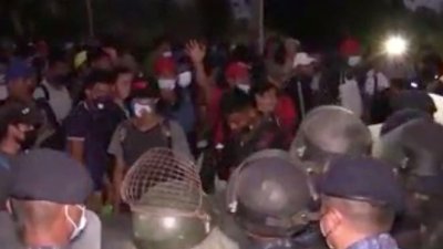 Reprimen caravana migrante en el ingreso a Guatemala