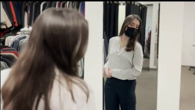 “Suited for change”: organización ayuda a mujeres que buscan empleo a escoger sus vestuarios
