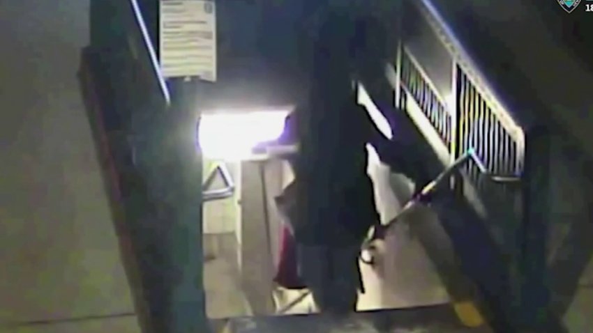 Mujer sufre fractura craneal durante robo a martillazos en una entrada al subway en Queens