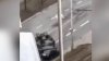 Brutal: tanque de guerra embiste y aplasta un auto en movimiento en la capital de Ucrania