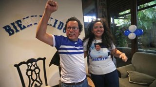 Fotografía de archivo, tomada el 11 de junio de 2019, en la que se registró al periodista Miguel Mora (i), junto a su esposa, Verónica Chávez, luego de ser liberado de prisión y llevado a casa por custodios del Sistema Penitenciario Nacional, en Managua (Nicaragua). EFE/Jorge Torres