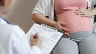 La propuesta de Oklahoma prohíbe con penas de hasta 10 años de prisión que un médico realice un aborto en cualquier momento del embarazo, a no ser que sea para "salvar la vida" de la mujer.