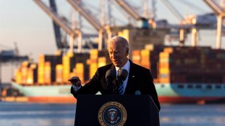 El gobierno del presidente Joe Biden anunció fondos para mejorar la infraestructura en puertos.