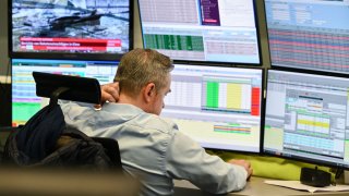 Un corredor de acciones trabaja en la Bolsa de Valores de Frankfurt, Alemania, el jueves.