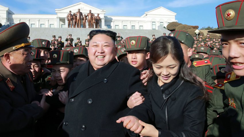 Reaparece esposa de Kim Jong Un tras varios meses sin actos públicos