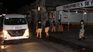 policías en operativo para detener migrantes