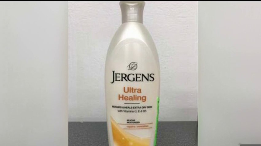 Por posible riesgo de bacterias retiran dos productos hidratantes Jergens