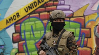 Un militar hace guardia en un punto de control en la Comunidad Iberia, hoy, en San Salvador (El Salvador). EFE/Rodrigo Sura