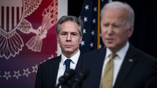 Antony Blinken, secretario de Estado de EEUU, escucha al presidente Joe Biden, a la derecha, hablar en el edificio de la Oficina Ejecutiva de Eisenhower en Washington, DC, el miércoles 16 de marzo de 2022.