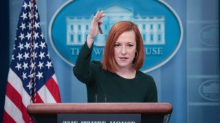 La secretaria de prensa de la Casa Blanca, Jen Psaki, responde preguntas durante la sesión informativa diaria el 9 de marzo de 2022 en Washington, DC.