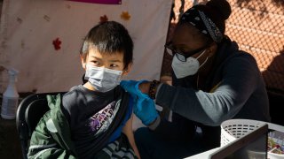 Muchos niños han recibido la vacuna contra el COVID-19 de Pfizer en Estados Unidos.