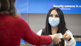 Una mujer dando dinero a otra mujer