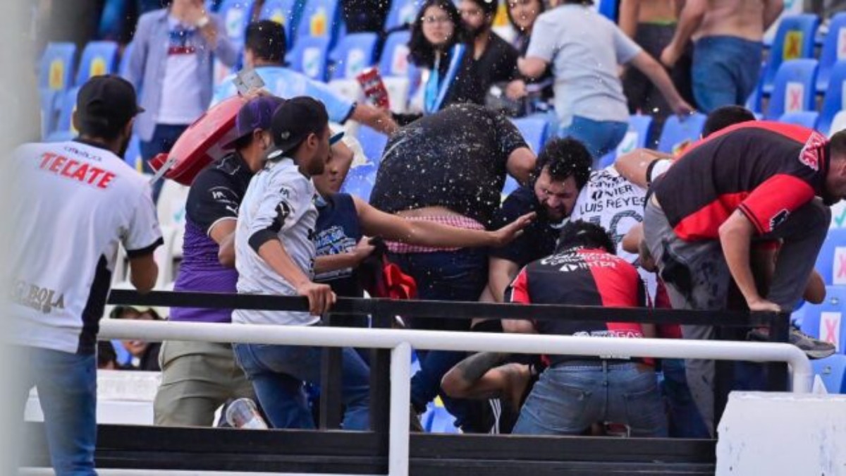 Batalla campal entre barras del fútbol de México termina en linchamiento; hay 22 heridos