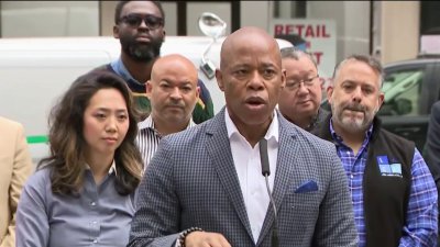Alcalde de NYC anuncia plan de apoyo a pequeñas empresas