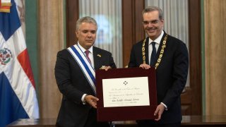El presidente de Colombia, Iván Duque y su homólogo dominicano, Luis Abinader, posan tras un intercambio de condecoraciones en el Palacio Nacional, hoy en Santo Domingo (República Dominicana). EFE/Orlando Barría