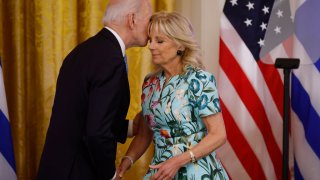 Joe y Jill Biden se conocieron en 1975 y contrajeron matrimonio dos años después en una discreta ceremonia en Nueva York.