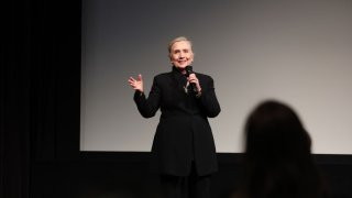 Hillary Rodham Clinton habla en el escenario durante el estreno de "Below The Belt" en Nueva York en el Museo de Arte Moderno el 24 de mayo de 2022 en la ciudad de Nueva York.