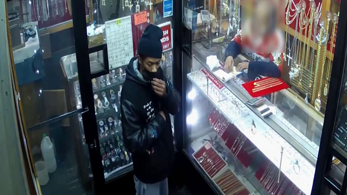 Thief Armedly Steals ,000 in Jewelry from Bronx Business – NBC New York