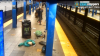 Video: sospechoso ataca a hombre con cuchillo y caen a las vías del tren en Brooklyn