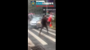 Golpean y arrojan conos de tráfico contra vendedor ambulante de Times Square