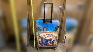 Foto de una maleta con el diseno del logro de Las Vegas.
