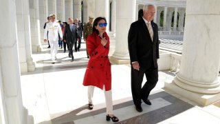 Ministra de Defensa de España visita cementerio de Arlington