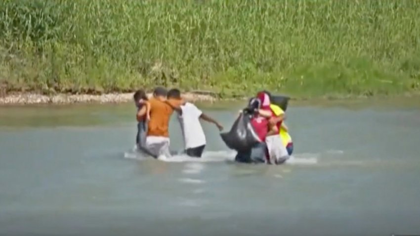 Retan a la corriente: migrantes decepcionados por vigencia del Título 42
