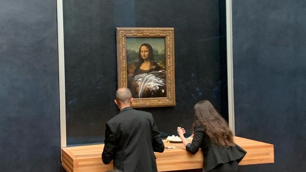 Mona Lisa vandalizado en el Museo del Louvre – Telemundo Washington DC (44)