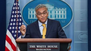 El Dr. Ashish Jha, coordinador de respuesta al COVID-19 de la Casa Blanca, habla en la rueda de prensa diaria en la Casa Blanca el 2 de junio de 2022 en Washington, DC. Jha habló sobre las vacunas contra la COVID-19 para niños y destacó la reciente solicitud de Pfizer de autorización de la FDA para su vacuna para uso en niños menores de cinco años.