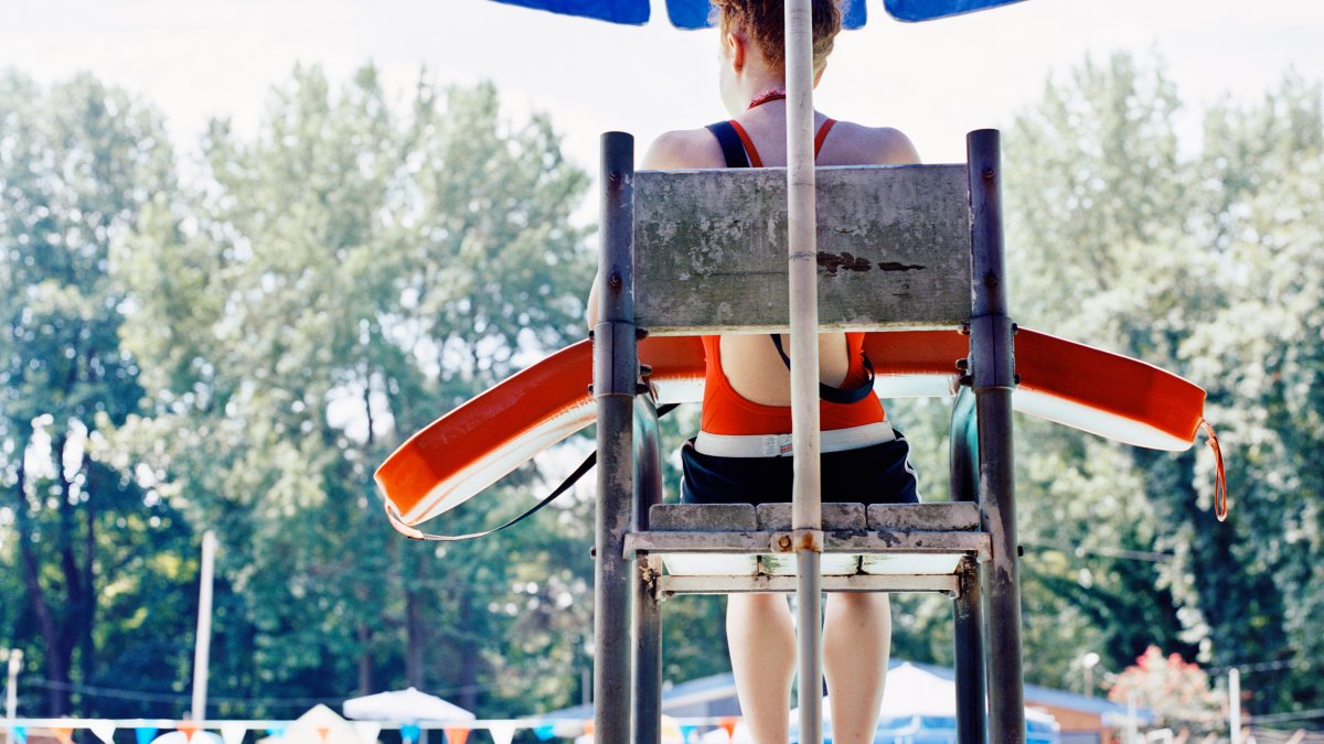Higher wages and $1,000 bonuses: Deal benefits NYC lifeguards this summer