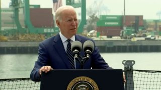 El presidente Joe Biden, durante su discurso desde el puerto de Los Ángeles, California, el viernes.