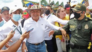 Fotografía de archivo fechada el 8 de junio de 2022 que muestra al candidato a la Presidencia de Colombia Rodolfo Hernández mientras saluda a sus simpatizantes durante un recorrido por el Malecón en Barranquilla (Colombia).