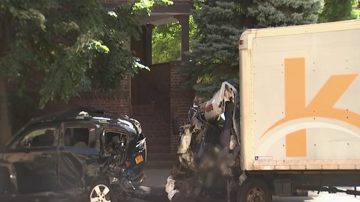 Runaway Truck Crashes into Several Parked Cars in Brooklyn – NBC New York